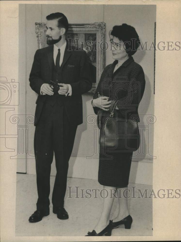 1962 Press Photo Mrs. Arthur Goldberg visits art gallery in New York - tub06117- Historic Images