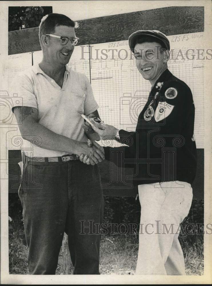 1962 Press Photo Bill Boyle &amp; Joe Higgins at archery tournament in New York - Historic Images