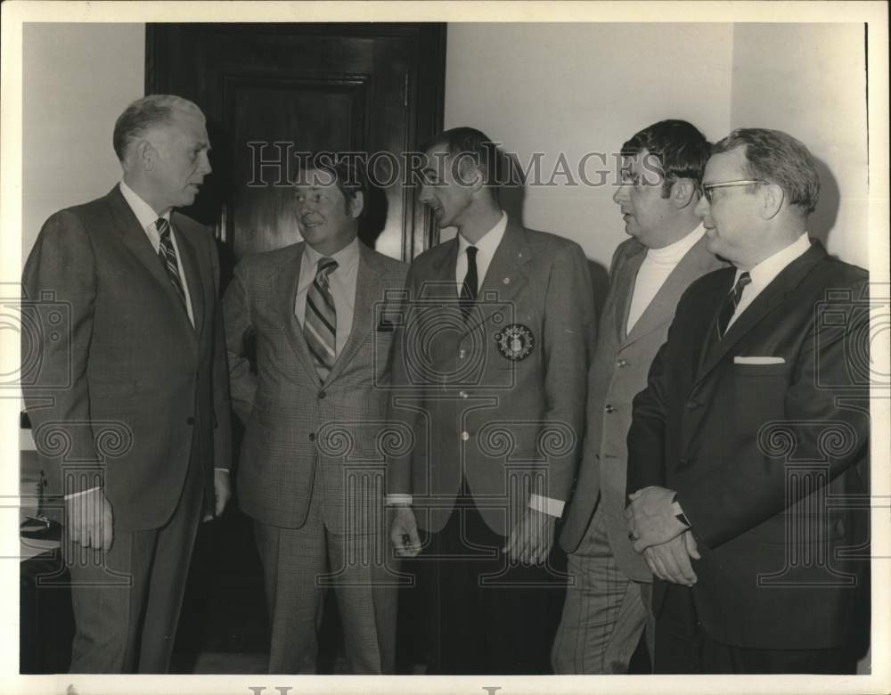 1971 Press Photo US bobsled team visits with New York Assemblymen in Albany - Historic Images