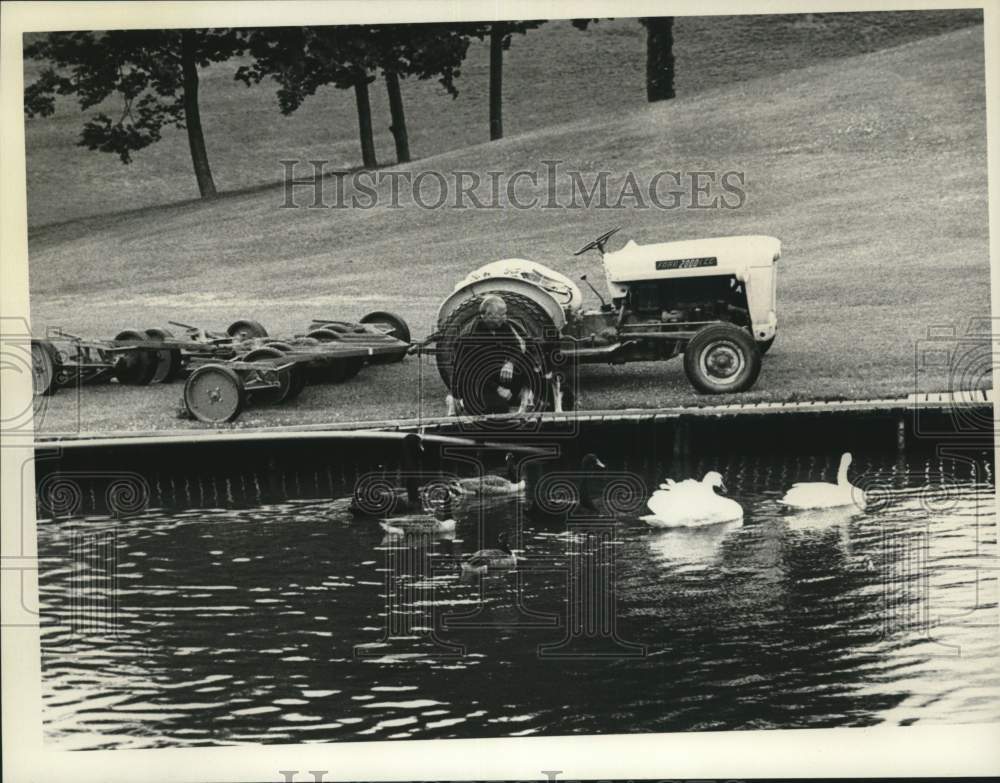 1977 Press Photo Dominic Ferraioli, Hiawatha Trails Golf Course, Guilderland, NY- Historic Images