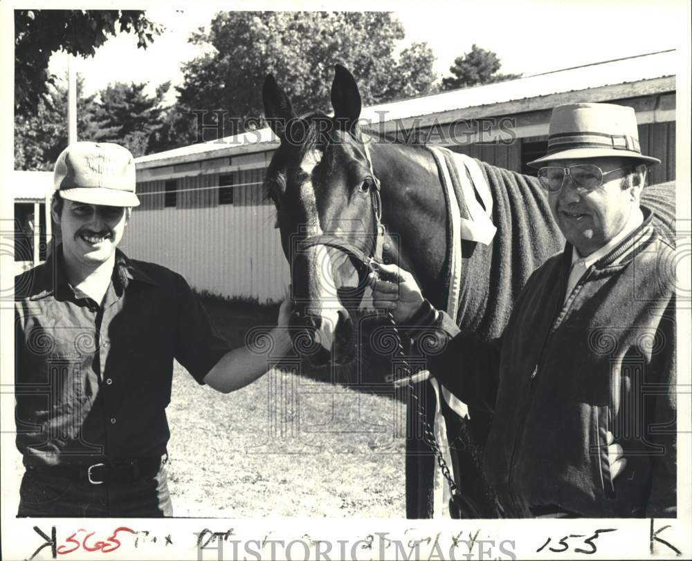 1979 Press Photo Perry &amp; Ray Simser with racehorse Distinct Blaze in New York- Historic Images