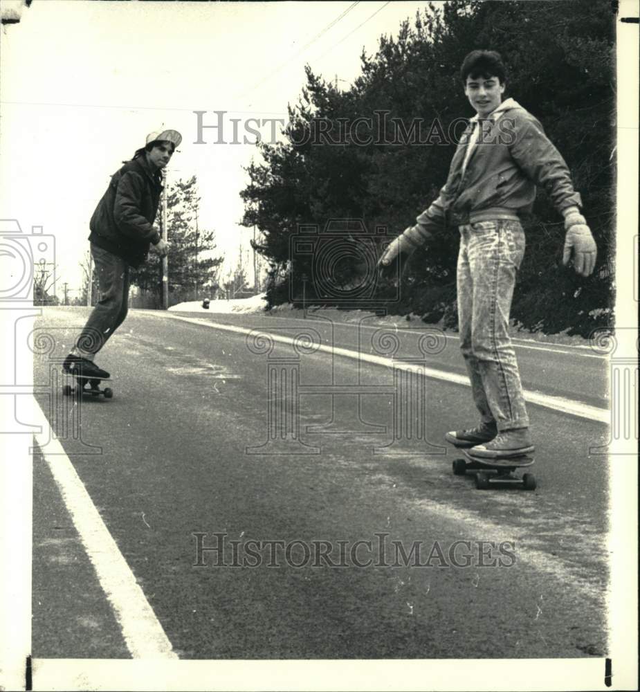 1988 Press Photo Errol Hutchinson and Jeff Santore skateboard in East Greenbush- Historic Images