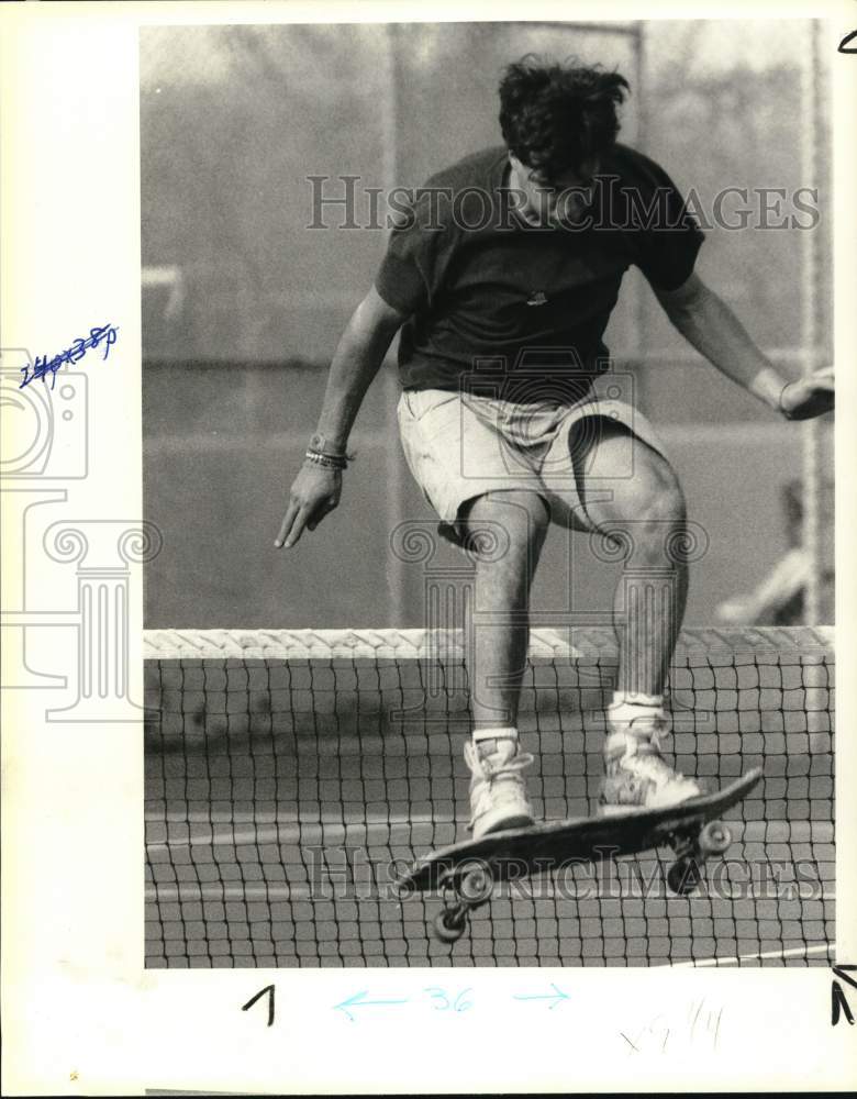 Press Photo A skateboarder in action on a tennis court - tub07589 - Historic Images
