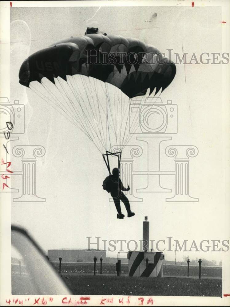 1973 Press Photo A member of the Shooting Stars Navy Parachute Team - tub07656 - Historic Images