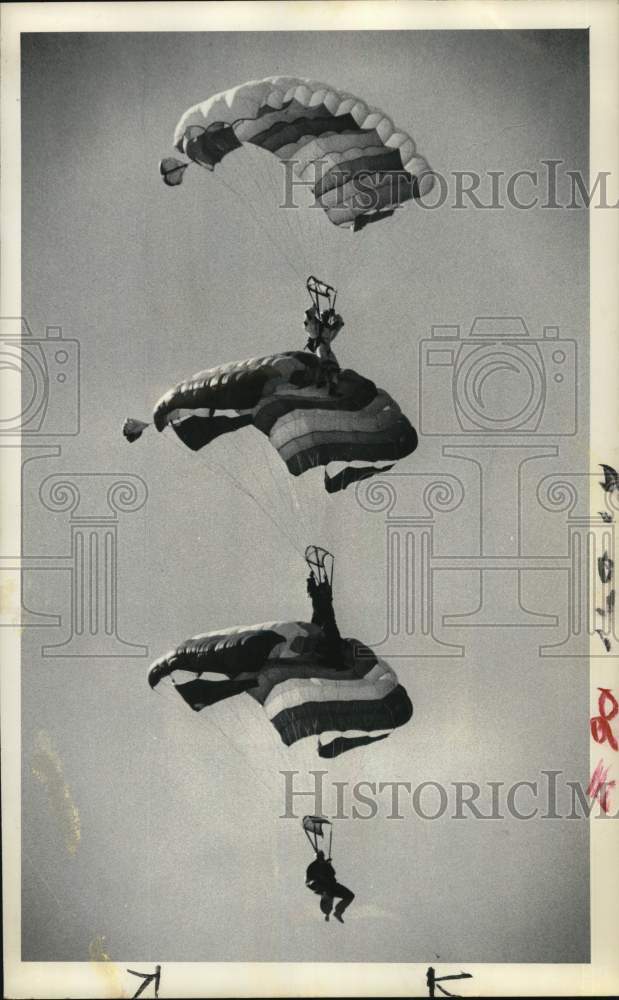 1980 Press Photo Skydivers at Duanesburg Airport - tub07672- Historic Images