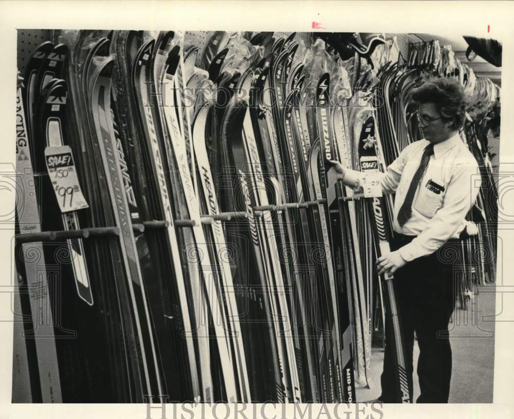 1981 Press Photo Michael Petruska with skis at Andy&#39;s Sporting Goods, Latham - Historic Images