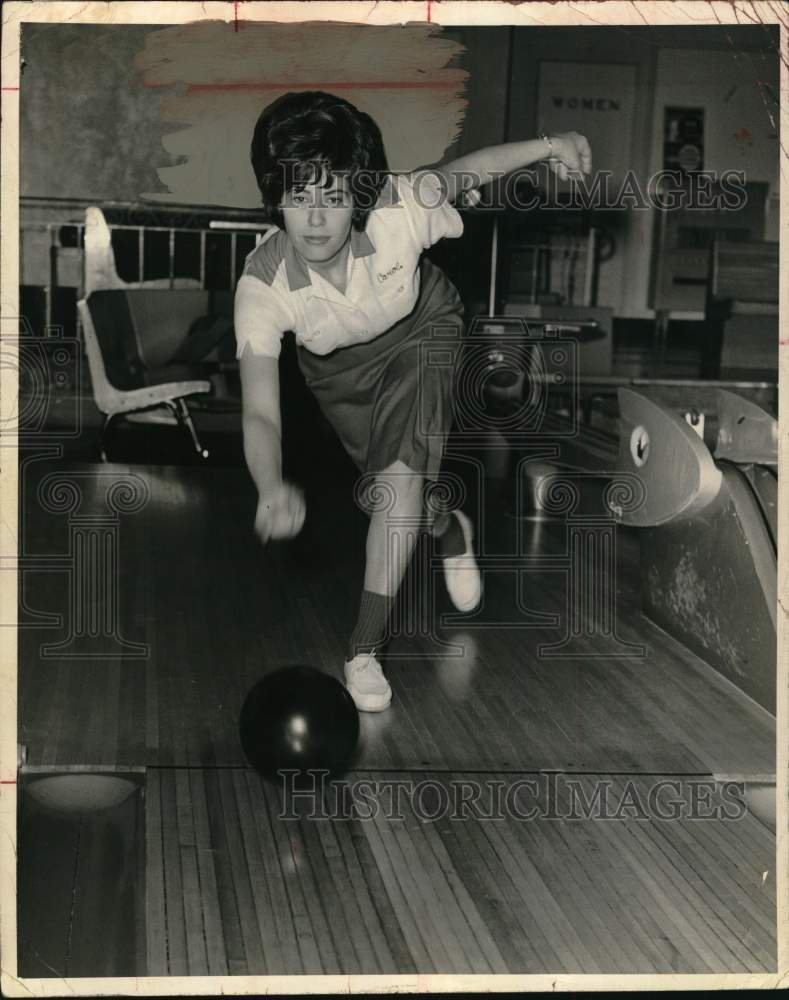 Press Photo Carol Guidarelli at bowling alley in New York - tub09250 - Historic Images