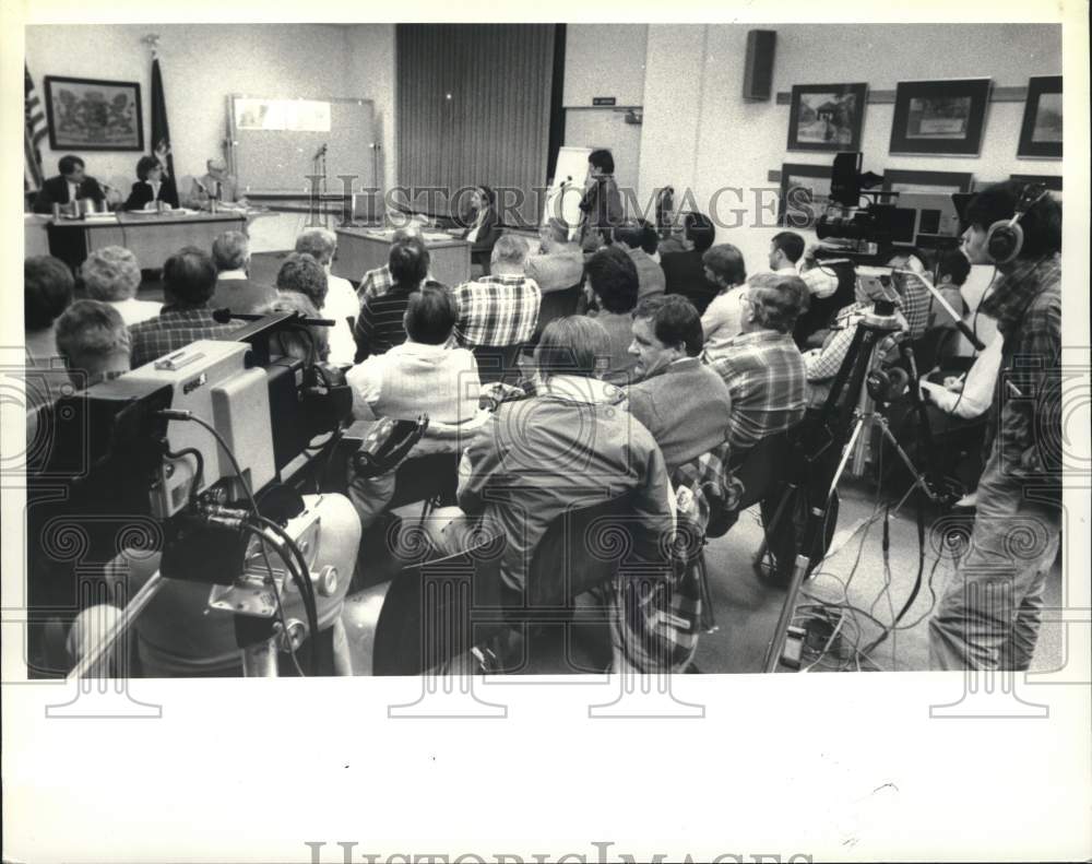 1988 Press Photo Guilderland Central High students record a meeting at Town Hall - Historic Images