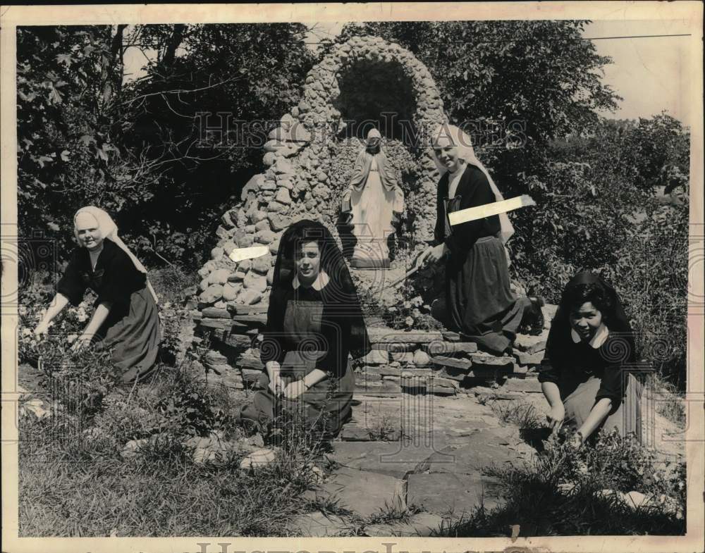 1965 Press Photo Nuns work at grotto at Mill Hill Novitiate in New York- Historic Images