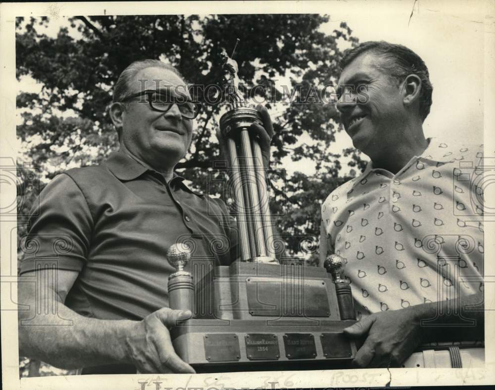 1972 Press Photo Dan Gormley &amp; Dr. James Cunningham with golf trophy in New York - Historic Images