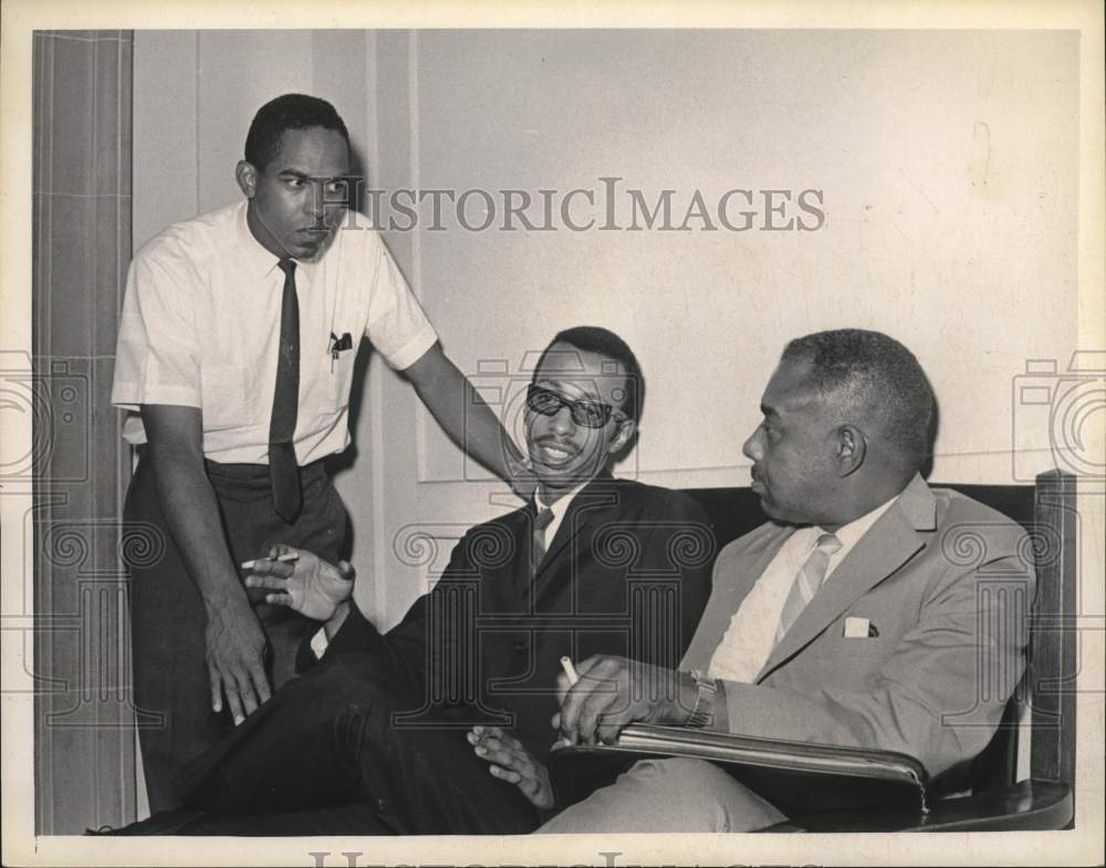 1968 Press Photo NAACP officials confer at City Hall in Albany, New York - Historic Images