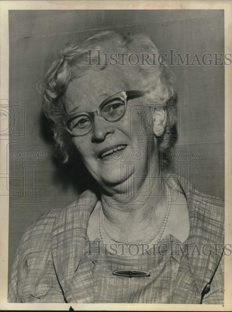 1963 Press Photo Capitol Stone Carving Subject Mrs. William G. Phelps Jr. - Historic Images