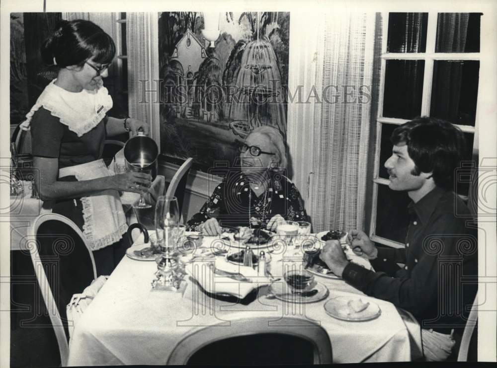 1979 Press Photo Gideon Putnam Hotel guests with waitress - tub13520 - Historic Images