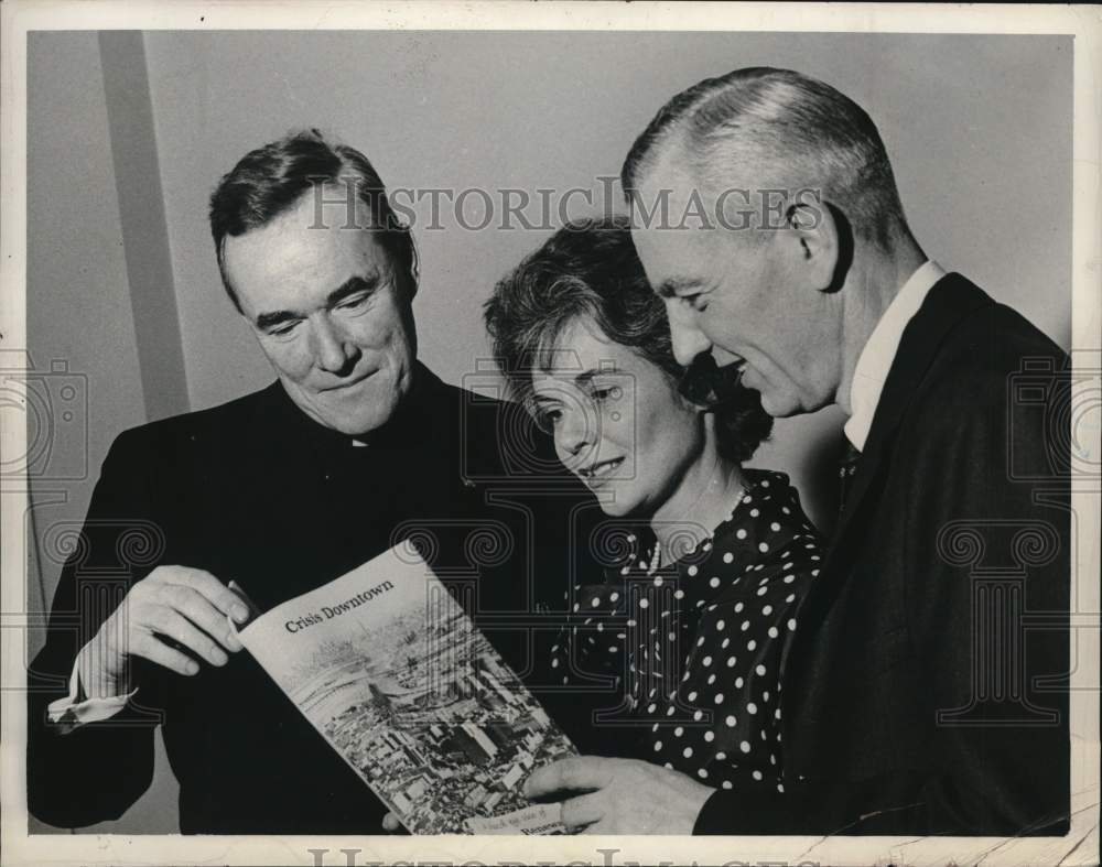 1961 Press Photo Council of Community Services meeting officials with pamphlet - Historic Images