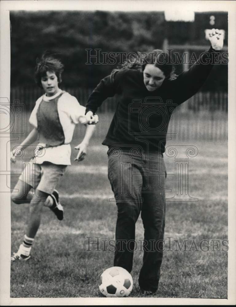 1974 Press Photo Joanne Van Woert Plays Soccer - tub18440- Historic Images