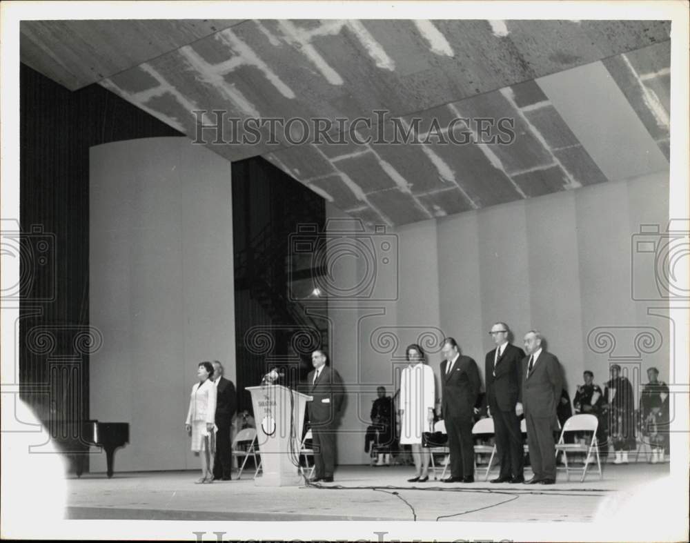 Press Photo People on Stage at Saratoga Performing Arts Center Event, New York- Historic Images