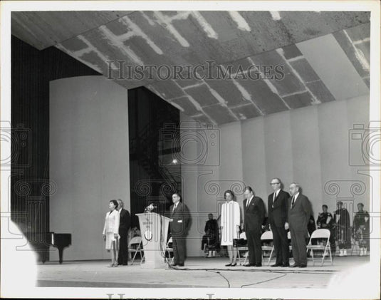 Press Photo People on Stage at Saratoga Performing Arts Center Event, New York- Historic Images