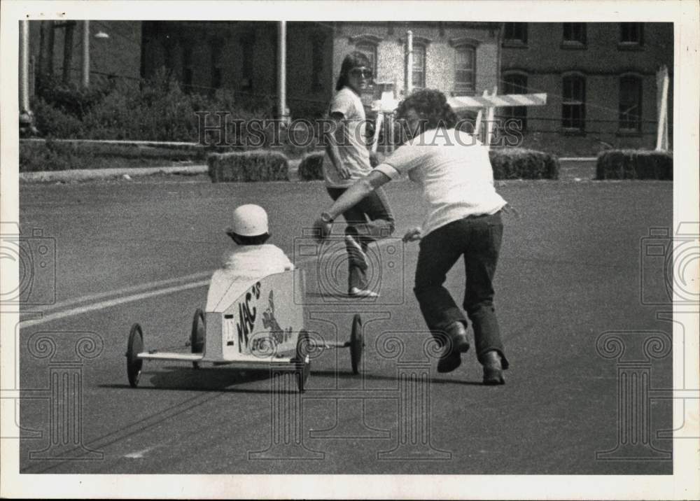 1975 Press Photo Pat McMahon and Crew at Empire State Soap Box Derby - tub19516 - Historic Images