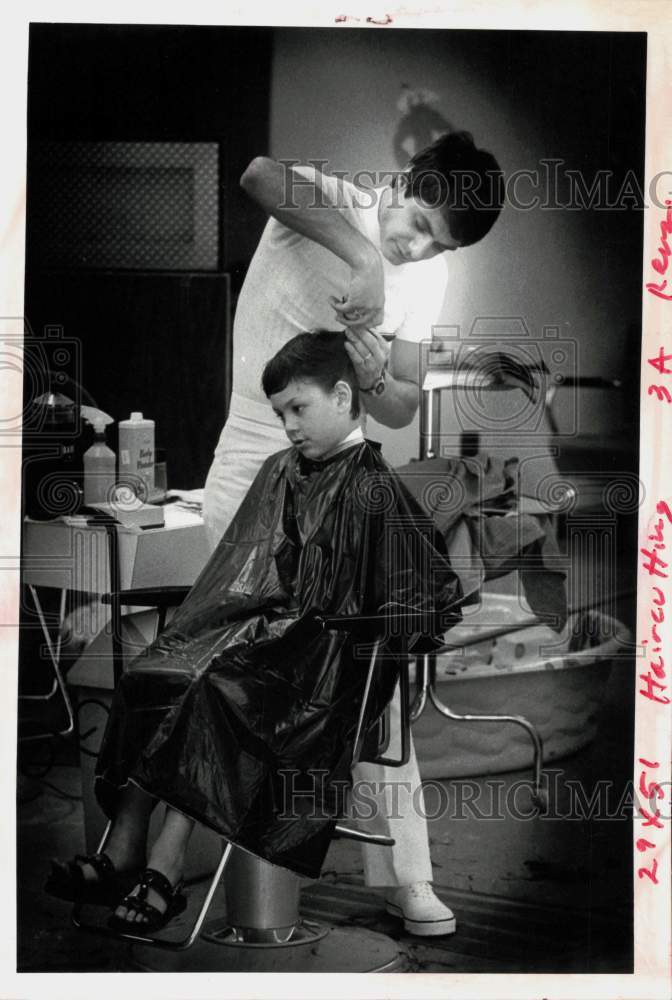 1976 Press Photo James Shirikian, Hairdresser, Cuts Young Paul Heilmann&#39;s Hair - Historic Images