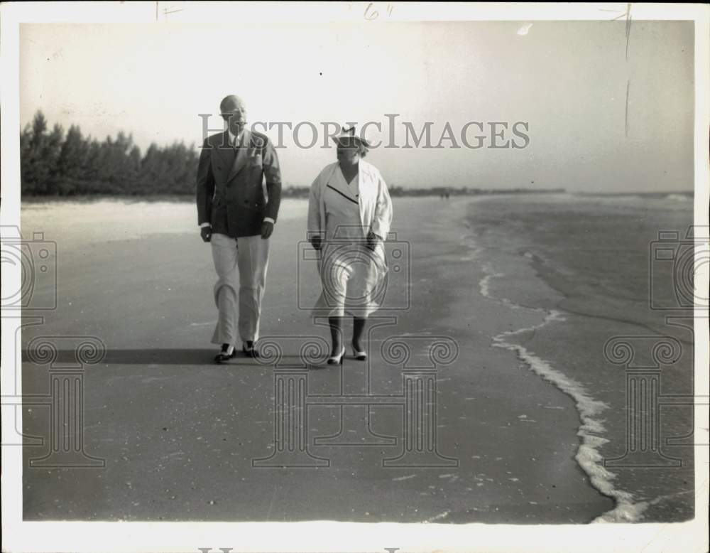 1937 Press Photo Mayor &amp; Mrs. John Boyd Thacher Walk On Beach in Florida- Historic Images