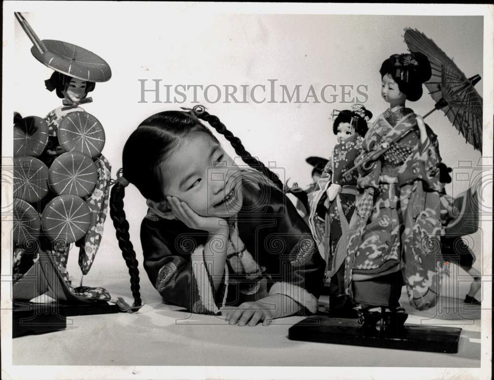 1960 Press Photo Actress Ginny Tiu with Dolls - tub22037 - Historic Images