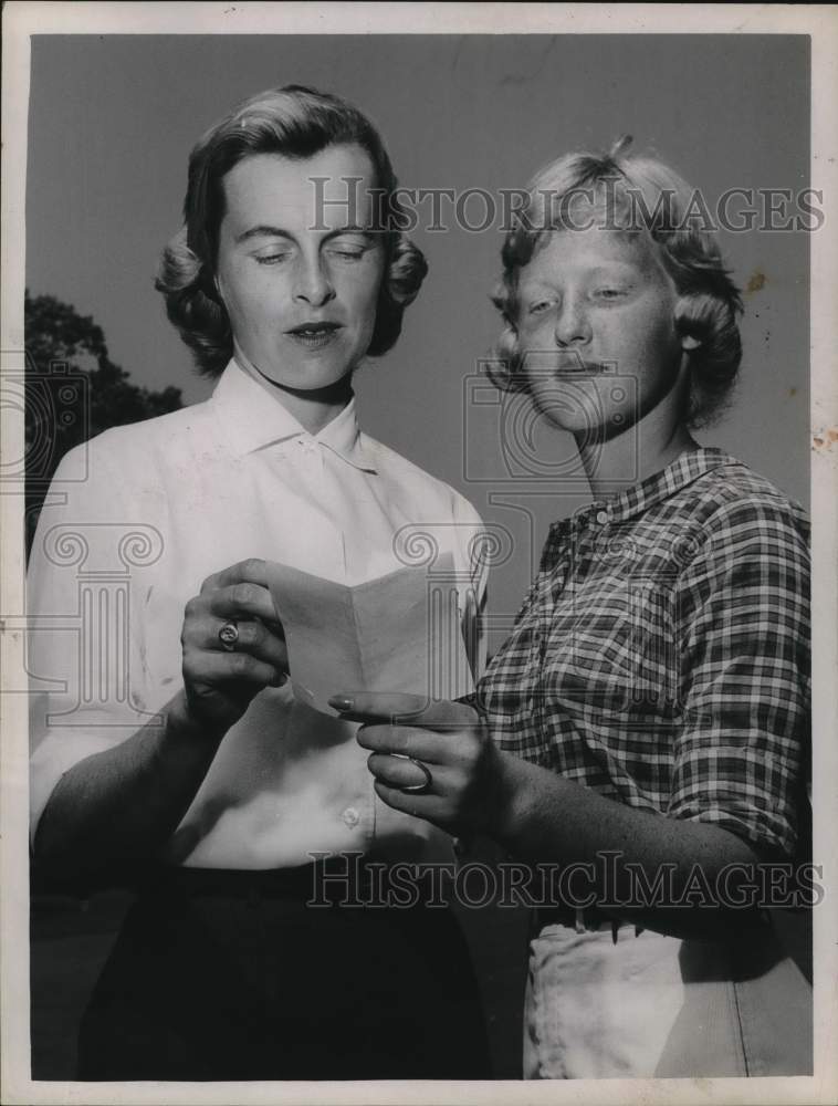 1960 Press Photo Mrs. James Thomas and Nancy Gunther with Their Golf Scores- Historic Images