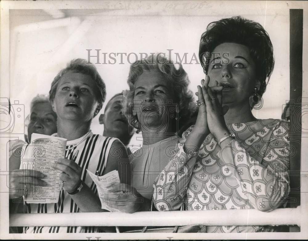 1966 Press Photo Peg Smith, Pat Thompson and Ruth Costas at Race Track - Historic Images