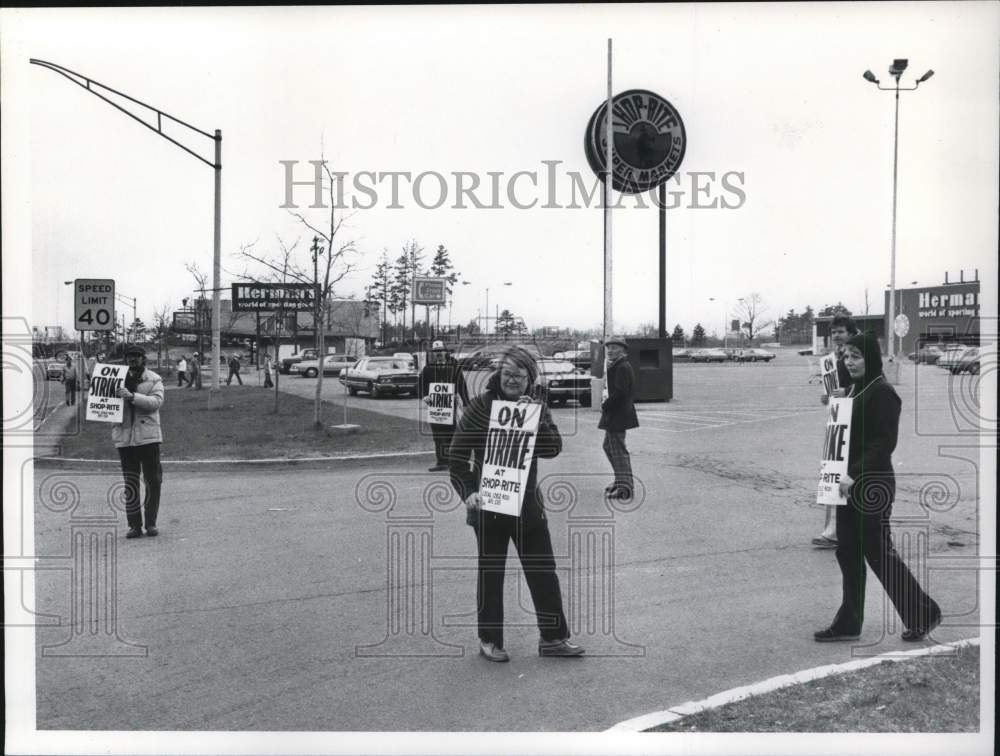 1981 Press Photo Strikers Outside Shop Rite Store - tub24085- Historic Images
