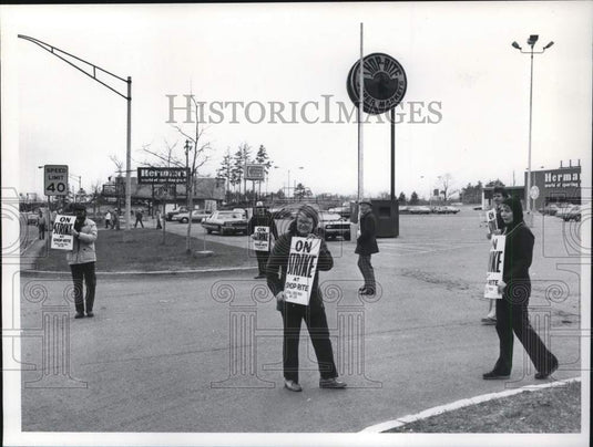 1981 Press Photo Strikers Outside Shop Rite Store - tub24085- Historic Images