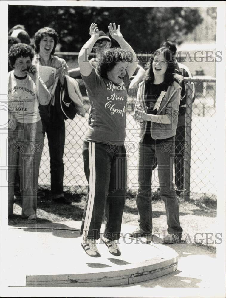 1982 Press Photo Heide Hughes Celebrates Her Softball Throw at Special Olympics - Historic Images