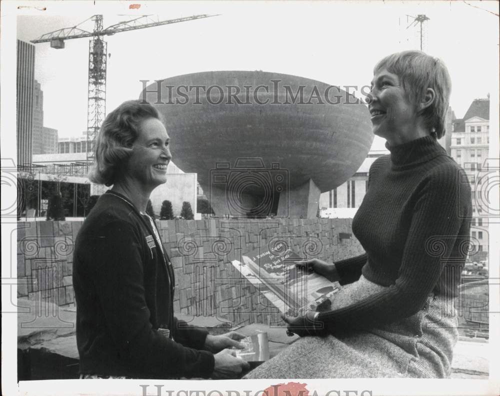 1970 Press Photo Mrs. Carl Touhey and Lydia Flanagan, Albany, New York - Historic Images