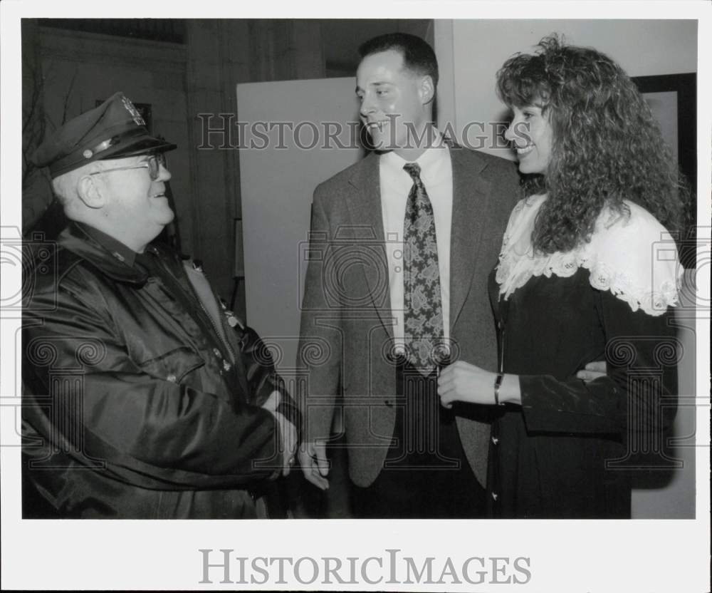 1993 Press Photo Albany Policeman Bill Murphy Welcomes Jeffrey Connery to Dept.- Historic Images
