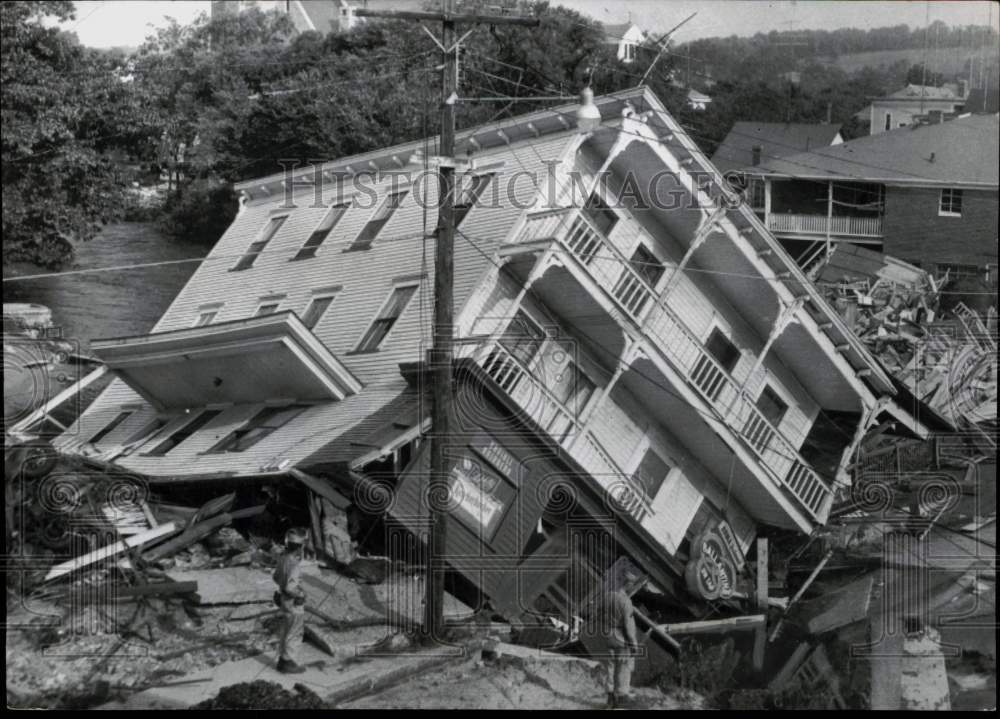 1955 Press Photo National Guardsmen in Southbridge, Massachusetts After Storm - Historic Images