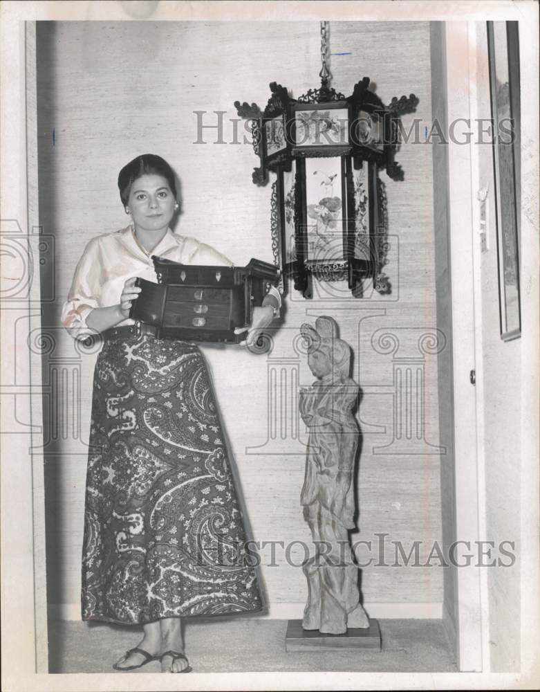 Press Photo Mrs. Mark K.H. (Ann) Wang Displays Jewelry Box - tub31953 - Historic Images