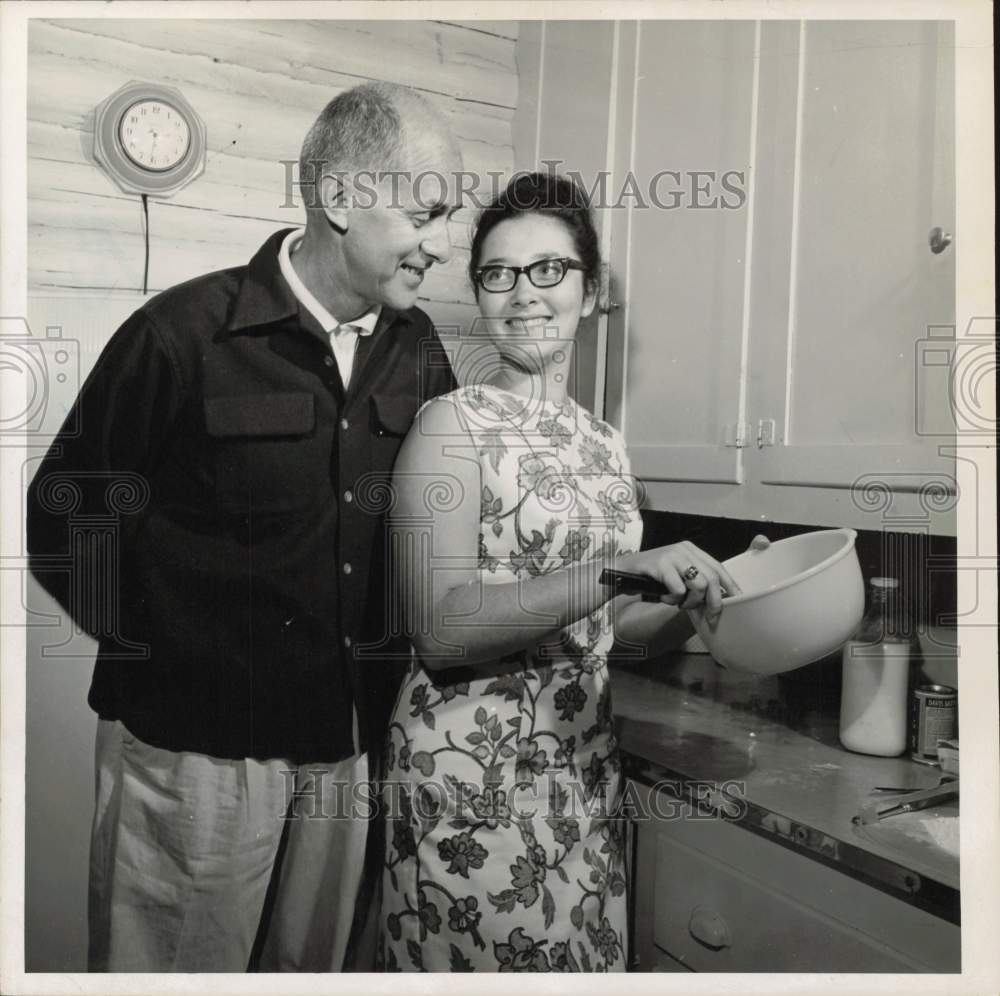 1964 Press Photo Castleton Bakeoff Winner Shally Van De Wal and Father Franklin- Historic Images