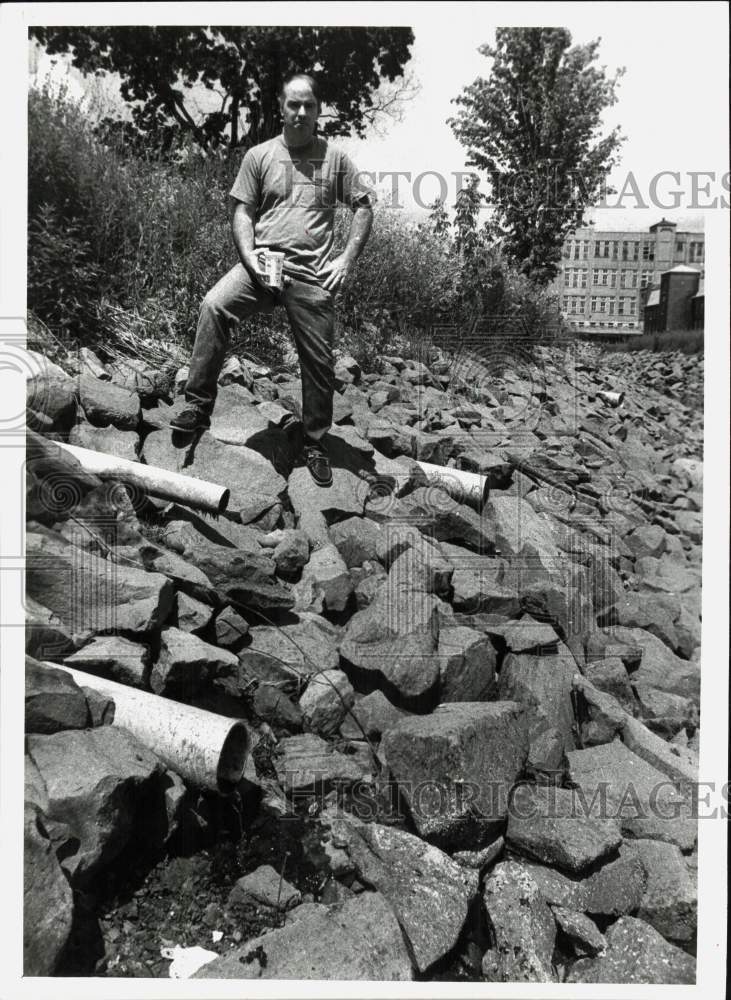 1990 Press Photo Peter Healy at Polluted Bank of Fish Creek in Victory Mills- Historic Images