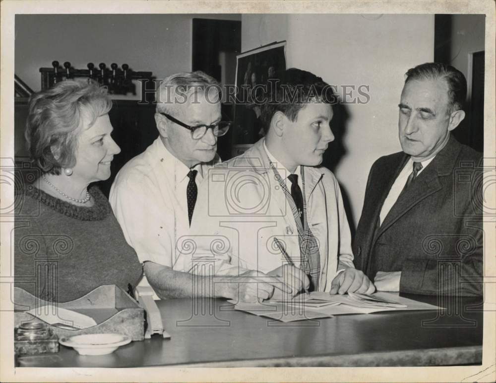 1967 Press Photo Times-Union Junior Diplomat Officials at County Clerk&#39;s Office- Historic Images
