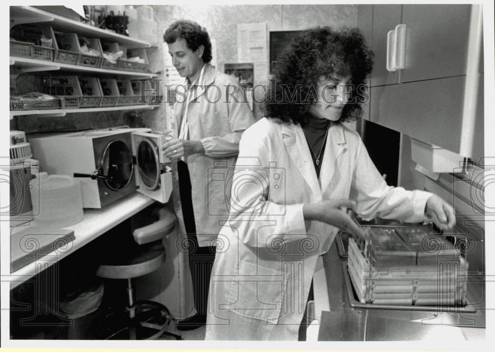 1991 Press Photo Dentists Charles Strumfeld and Lisa Silverberg at dentist lab.- Historic Images