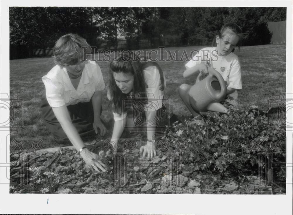 1994 Press Photo Eileen, Elizabeth and Katherine Tecza in Guilderland garden. - Historic Images