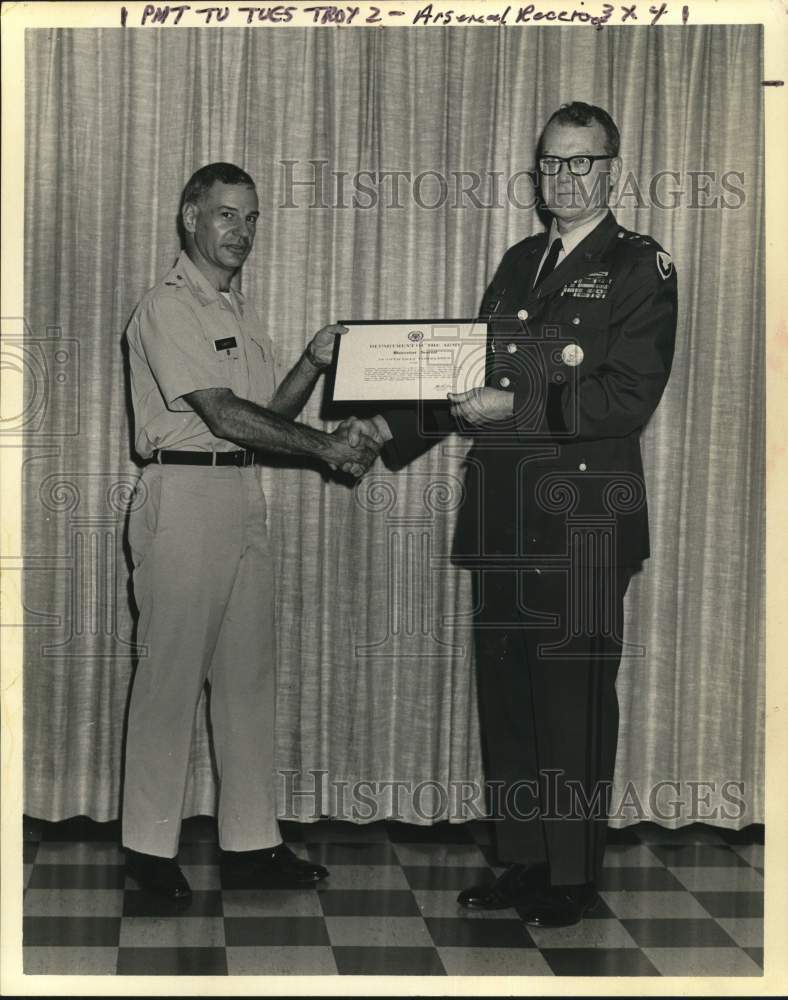 1974 Press Photo Colonel Richard Sawyer, General John Ramen at Army presentation - Historic Images