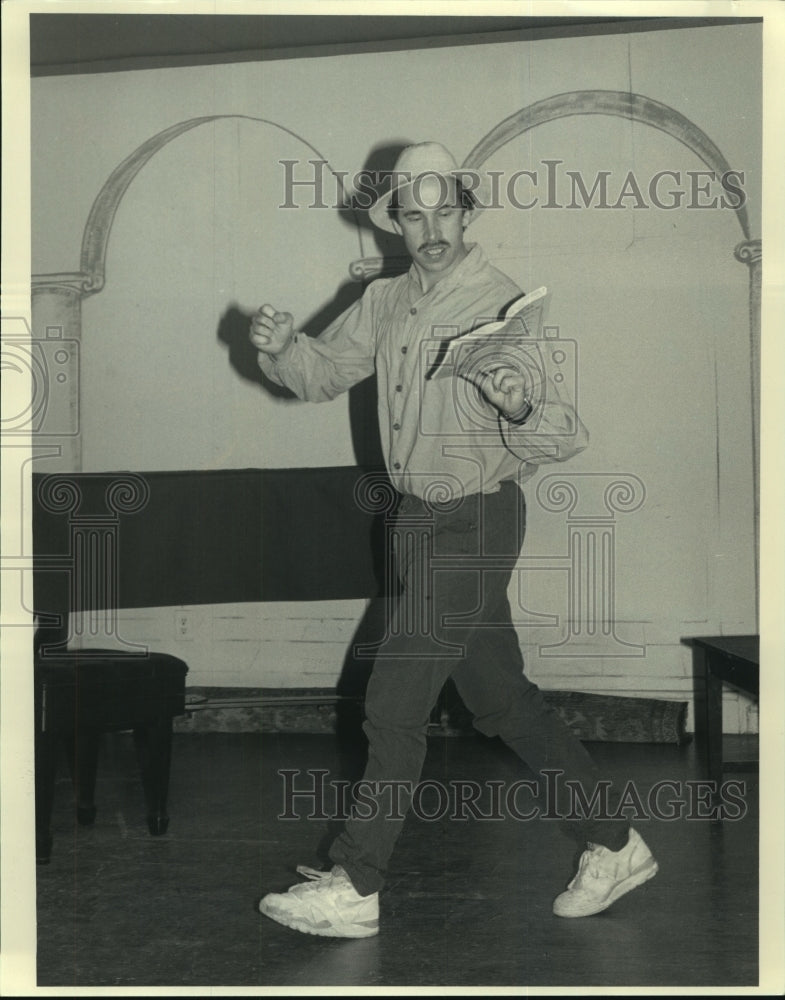 Press Photo Edward Dignum performing on stage - tup00025 - Historic Images