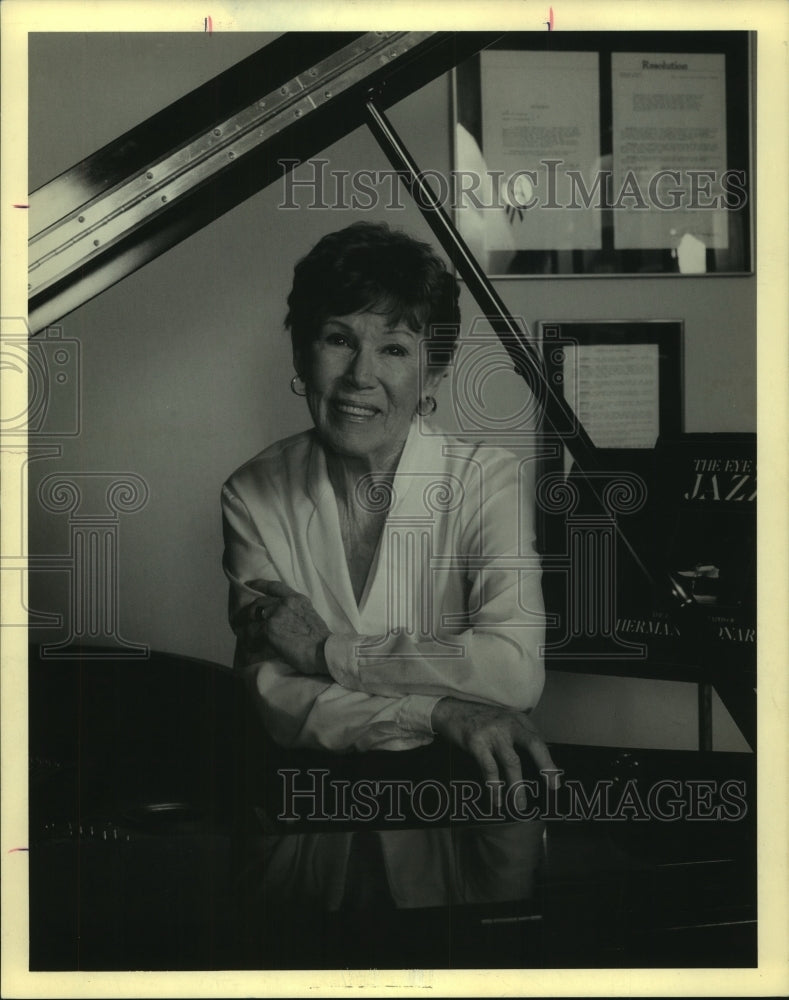 2008 Press Photo Lee Shaw poses with her piano - tup00237 - Historic Images