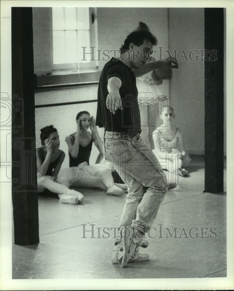 1992 Press Photo Dance director demonstrates dance moves in Albany, New York - Historic Images