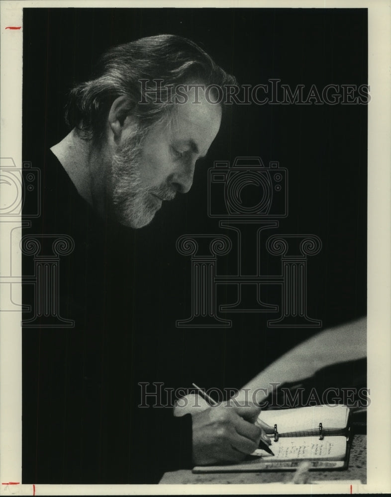 Press Photo Bruce Sweet gives performance reading of How Sweet It Is - Historic Images