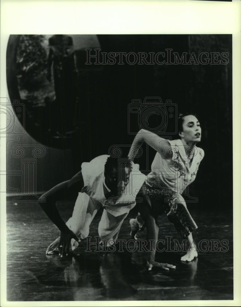 1998 Press Photo Dancers with Latino dance company Pepatian perform on stage - Historic Images