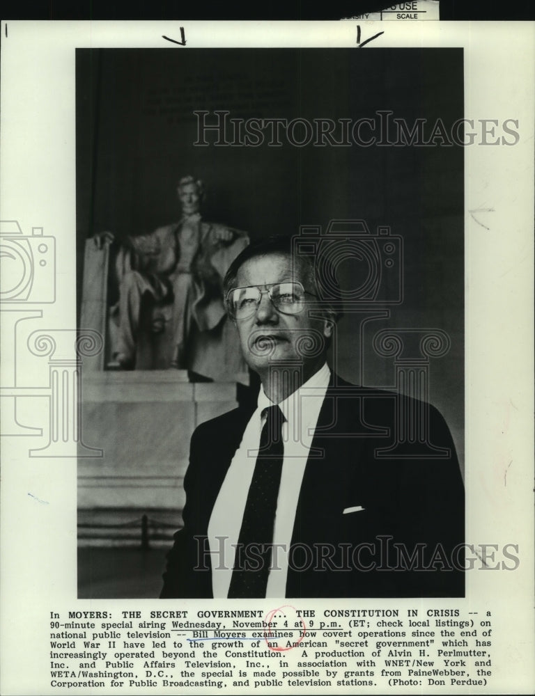 Press Photo Journalist Bill Moyers in front of the Lincoln Memorial, Washington - Historic Images