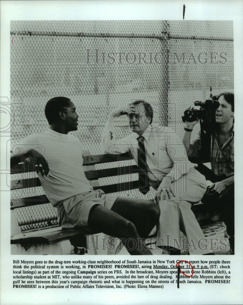 1988 Press Photo Journalist Bill Moyers interviews New York City resident - Historic Images