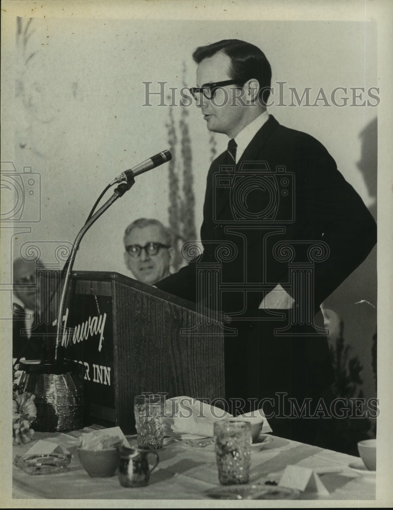 Press Photo Journalist Bill Moyers speaks at the Thruway Inn in Albany, NY - Historic Images