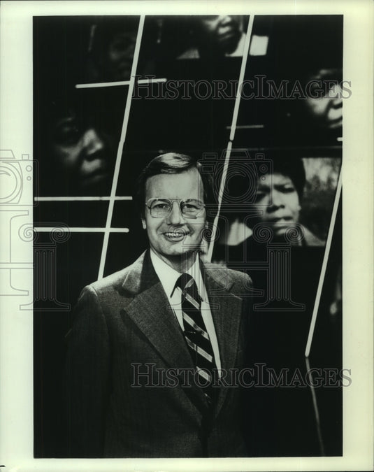 1982 Press Photo Journalist Bill Moyers - tup00530 - Historic Images