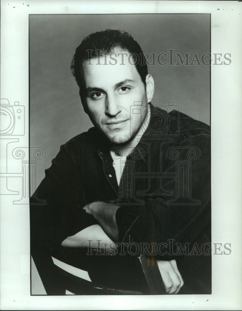 Press Photo Actor Victor Barbella stars in "Ten By Ten" by StageWorks - Historic Images